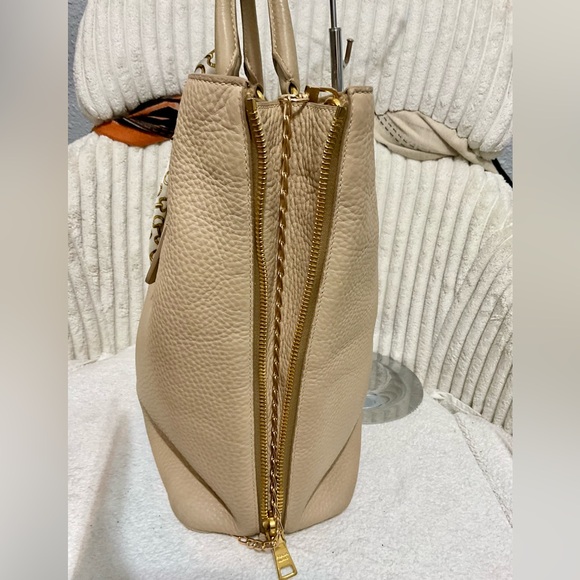 Prada Bags - Picture 4 of 15